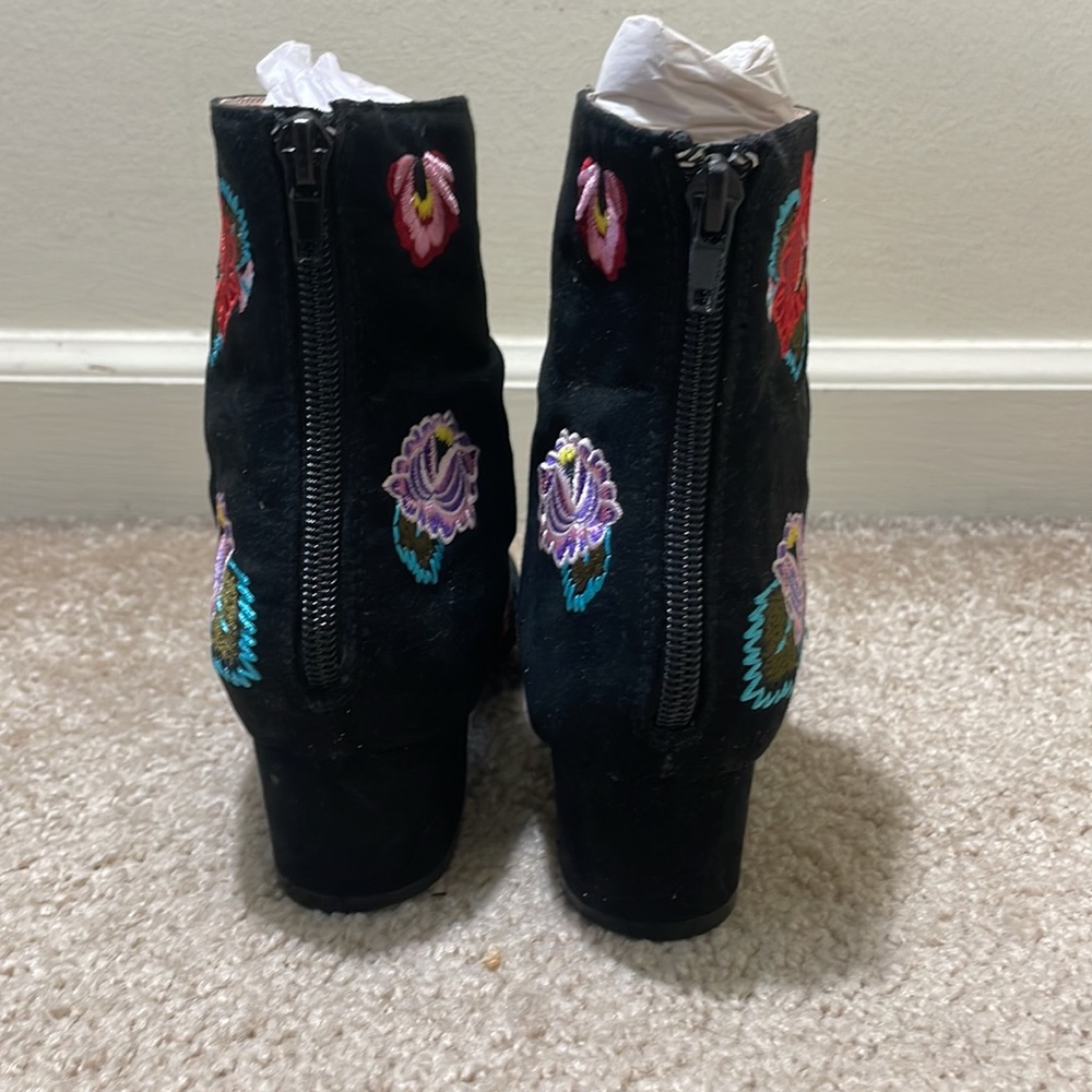 Betsey Johnson Black Floral Embroidered Suede Boots Size 6.5 M - Picture 7 of 7
